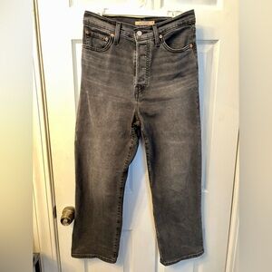 Levi’s Women’s Ribcage Straight Ankle Jeans in Gray/Black, size 28